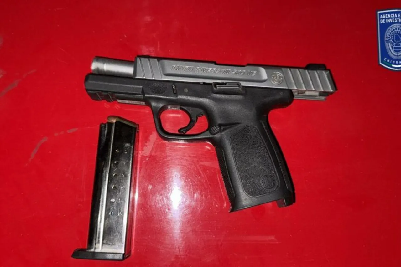 Muestra actitud evasiva al ver a oficiales, le hayan arma y lo arrestan