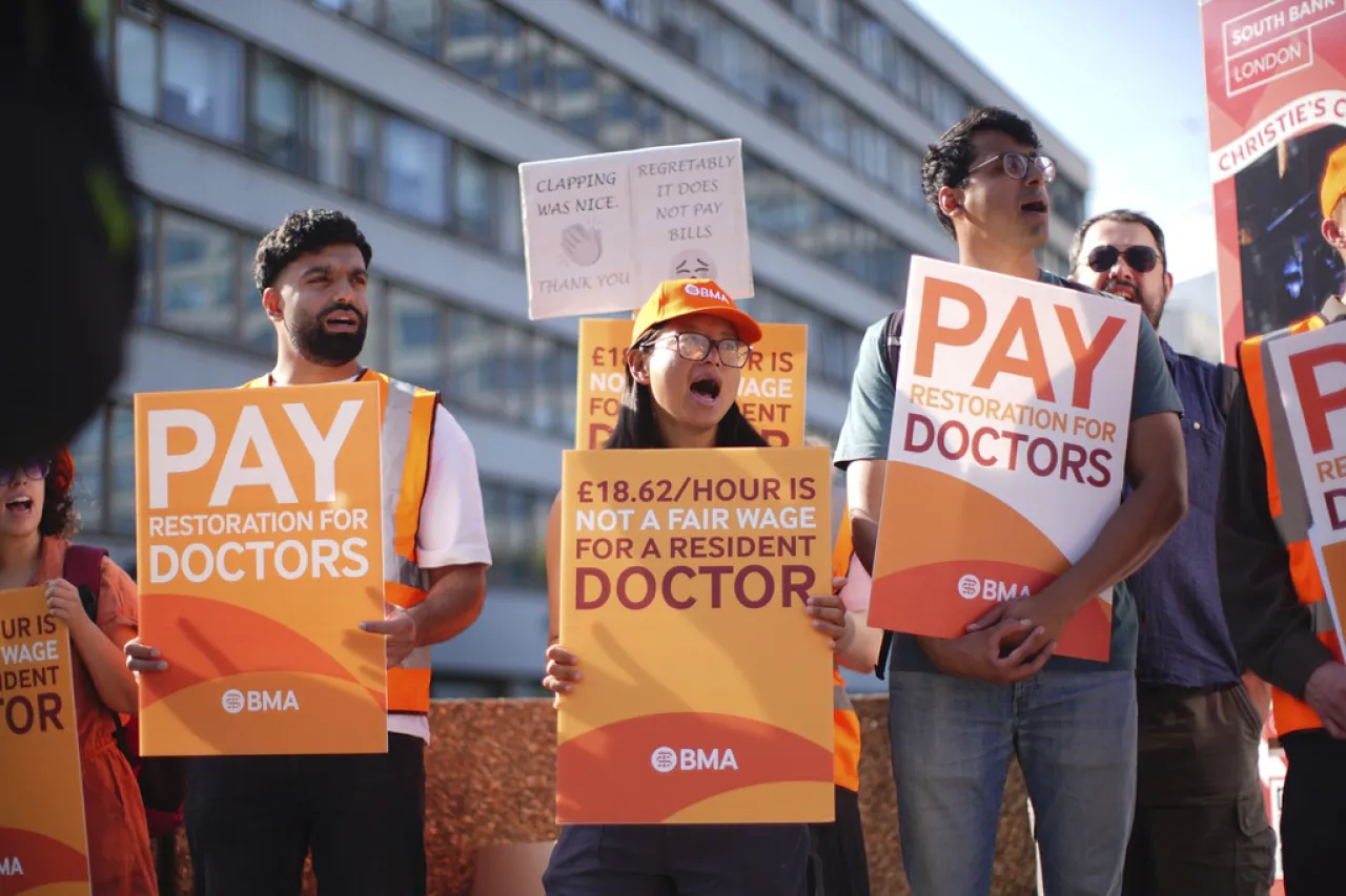 Médicos en Inglaterra inician huelga de cinco días por mejores salarios