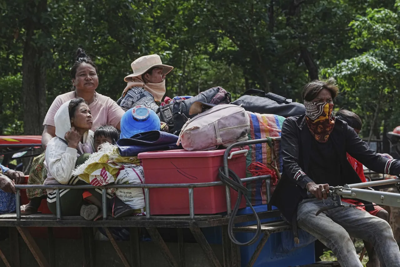 Decenas de miles huyen de sus hogares por choques entre Tailandia y Camboya