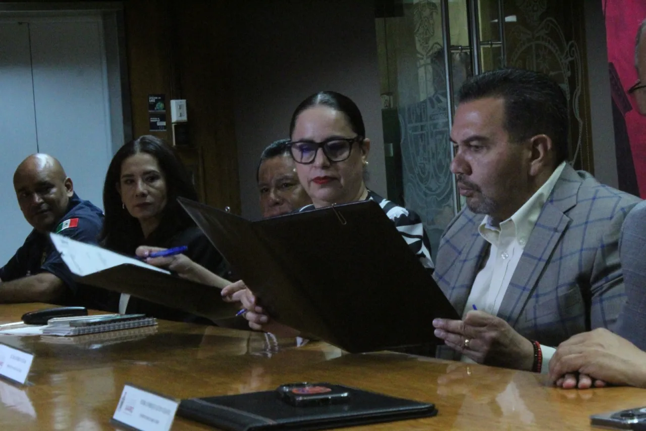 Dan certeza a familias con firma de convenio para escrituración de terrenos