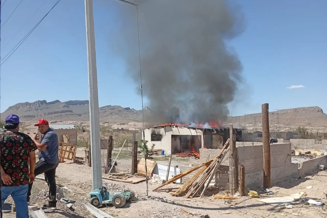 Atienden incendio de vivienda en el Km 24
