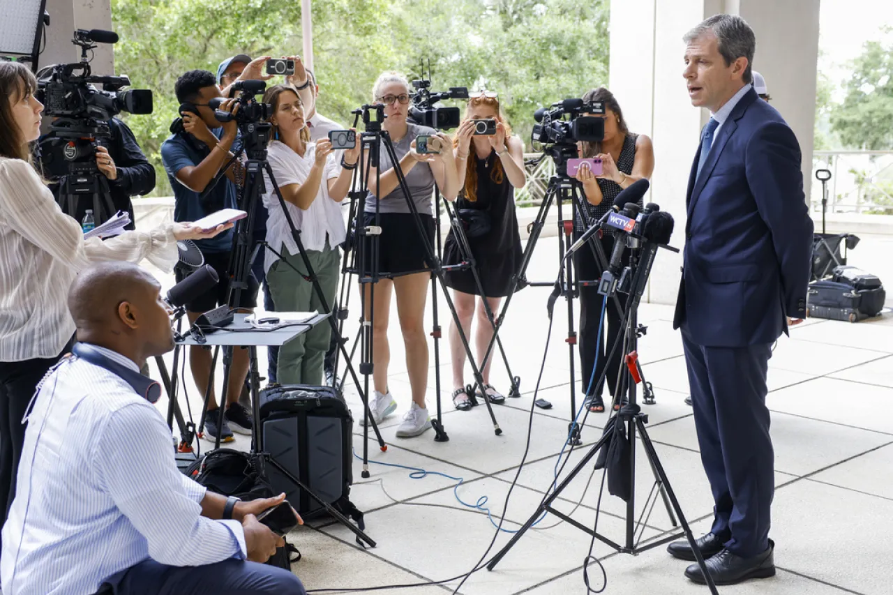 Exnovia de Epstein concluye entrevistas con el Departamento de Justicia