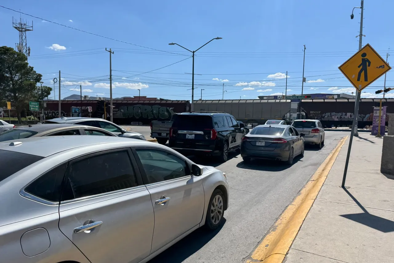 Tren detiene el tráfico en la avenida Francisco Villa