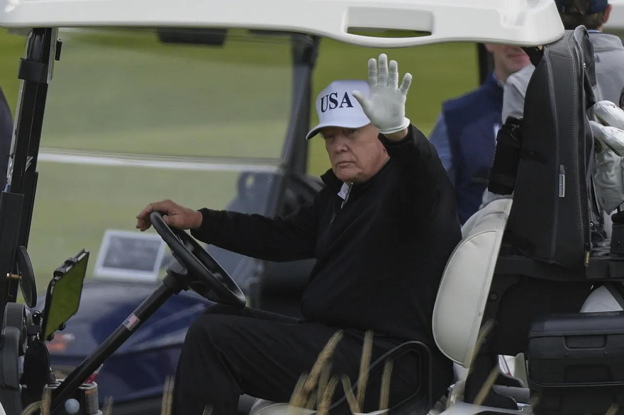Trump juega golf en Escocia mientras manifestantes salen a las calles y critican