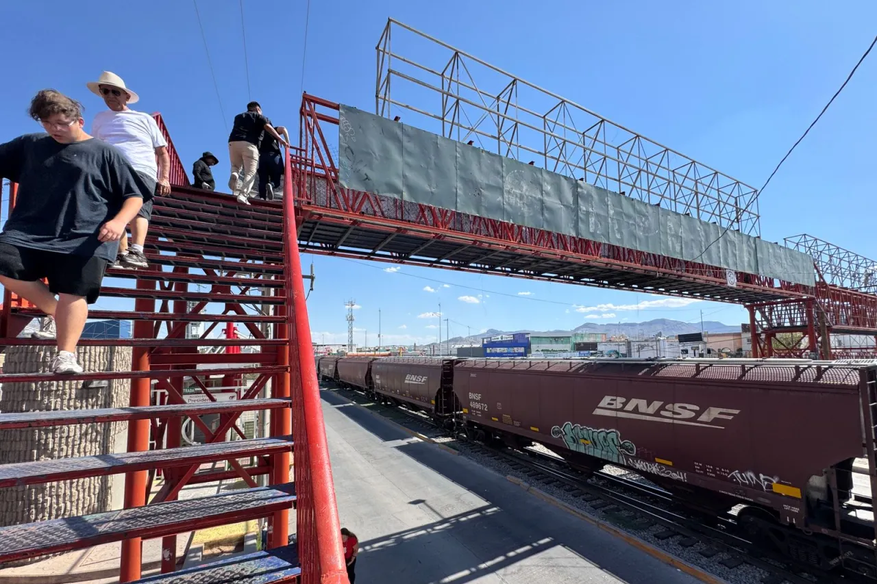 Tren detiene el tráfico en la avenida Francisco Villa