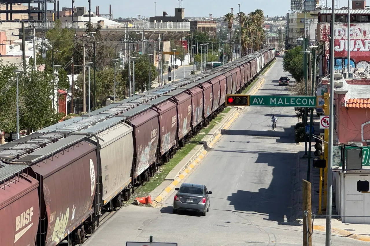 Tren detiene el tráfico en la avenida Francisco Villa