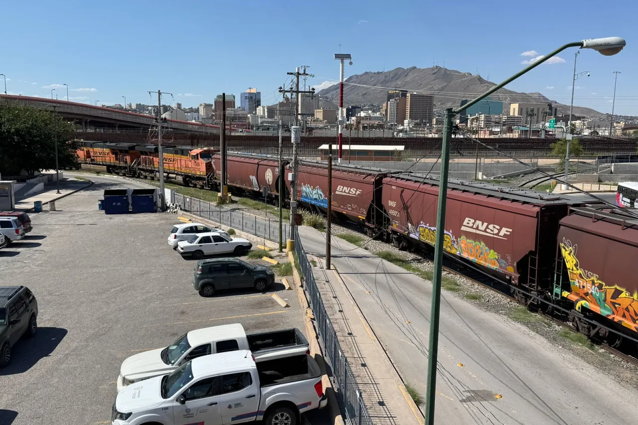Tren detiene el tráfico en la avenida Francisco Villa