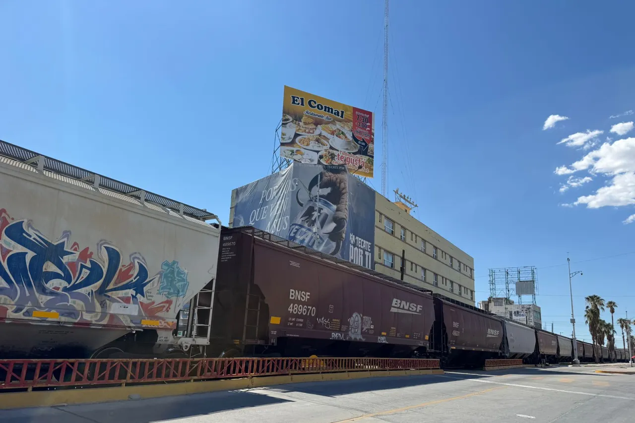 Tren detiene el tráfico en la avenida Francisco Villa