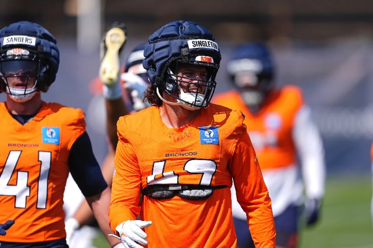 Broncos: Drew Sanders deja entrenamientos con Denver por lesión