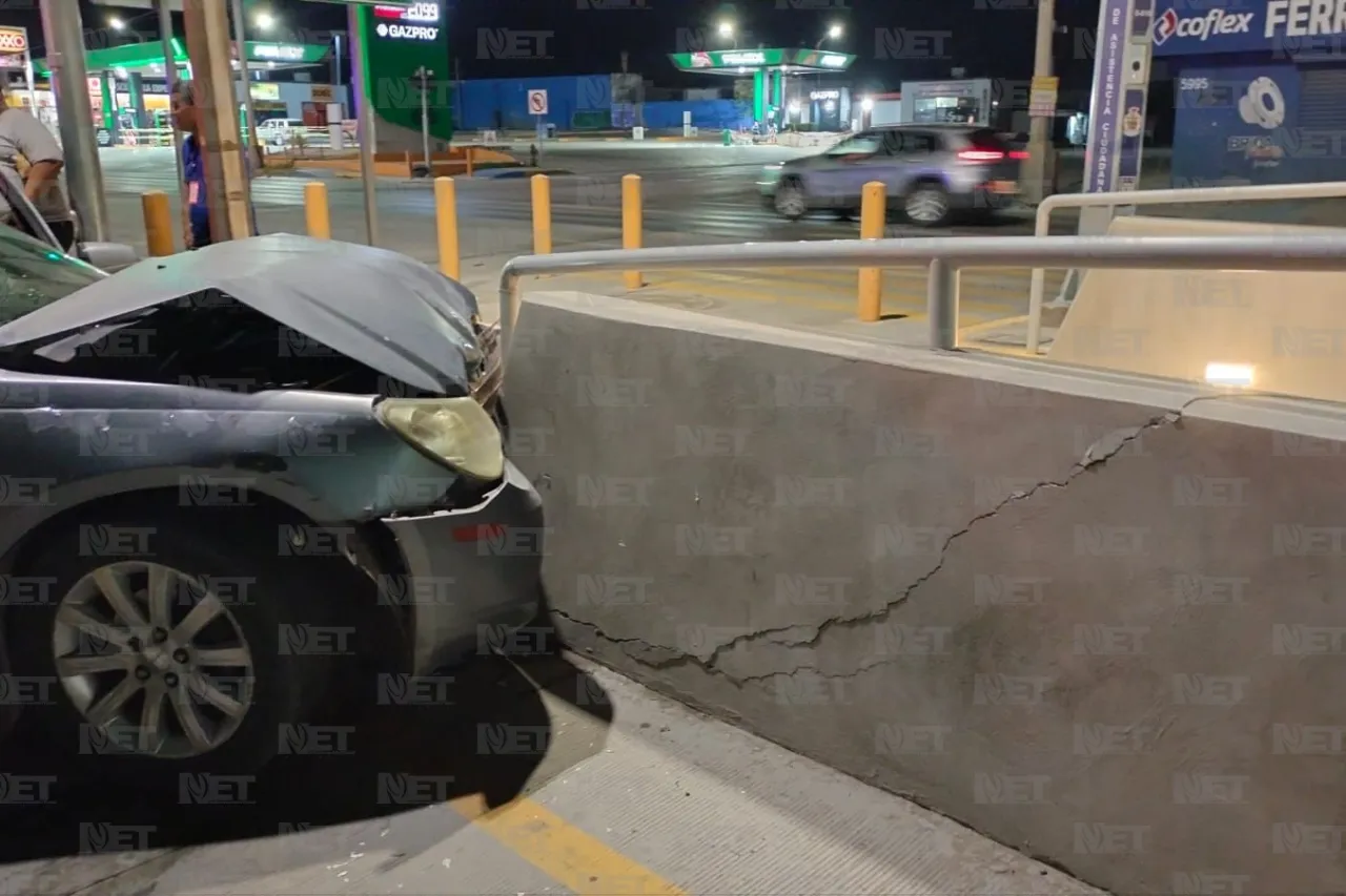 Choca contra estación del Juárez Bus y huye a pie