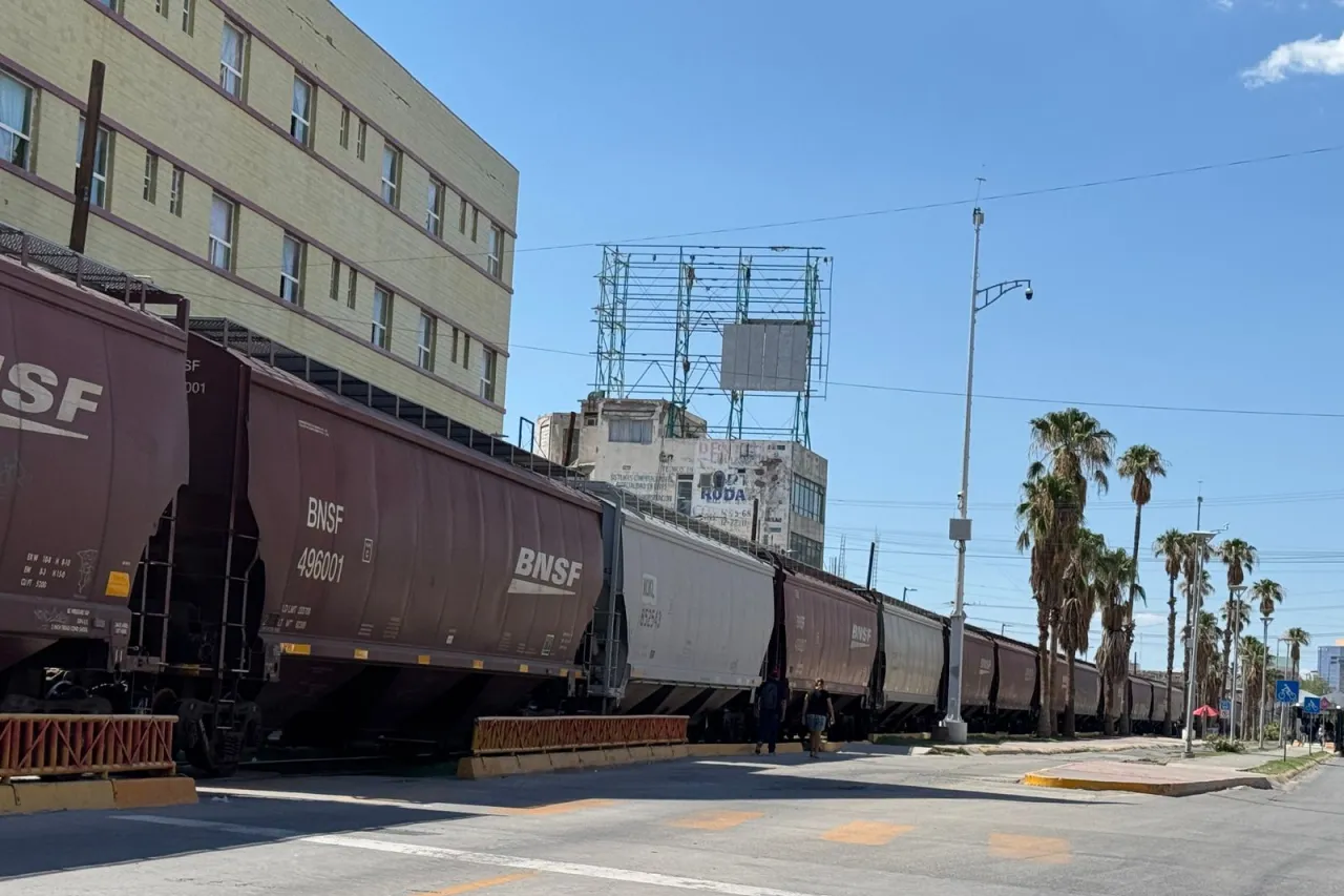 Tren detiene el tráfico en la avenida Francisco Villa