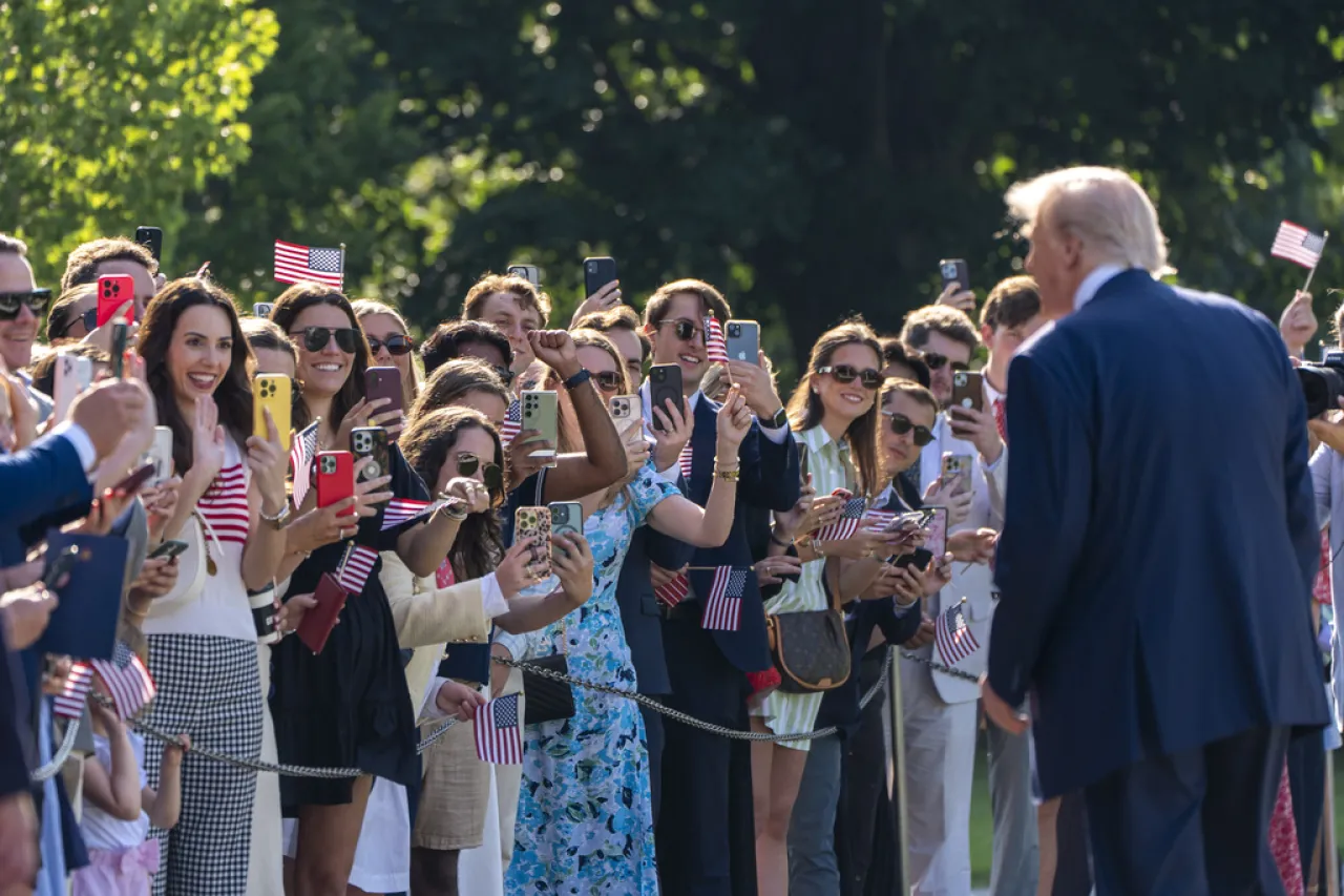 Sondeo: Trump mantiene apoyo firme a pesar de baja aprobación