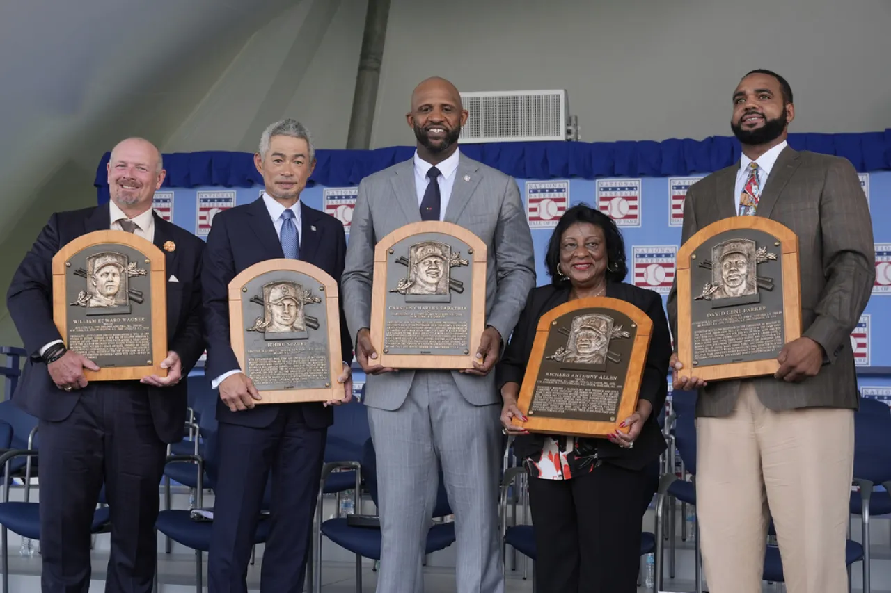 Ichiro Suzuki aporta humor a ceremonias de inducción al Salón de la Fama