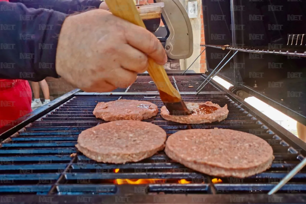 Invitan a venta de hamburguesas para costear quimioterapias de Enrique