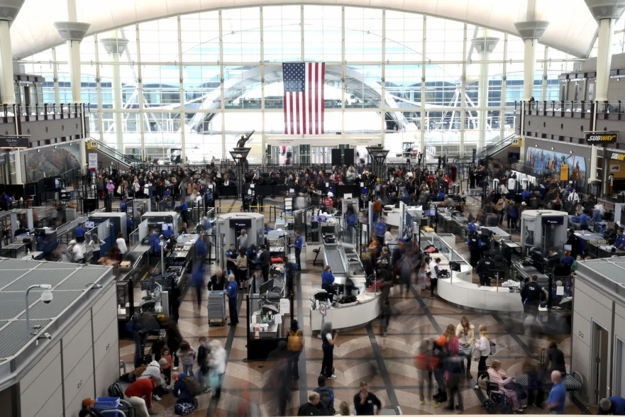Evacuan avión en aeropuerto de Denver tras problema en tren de aterrizaje