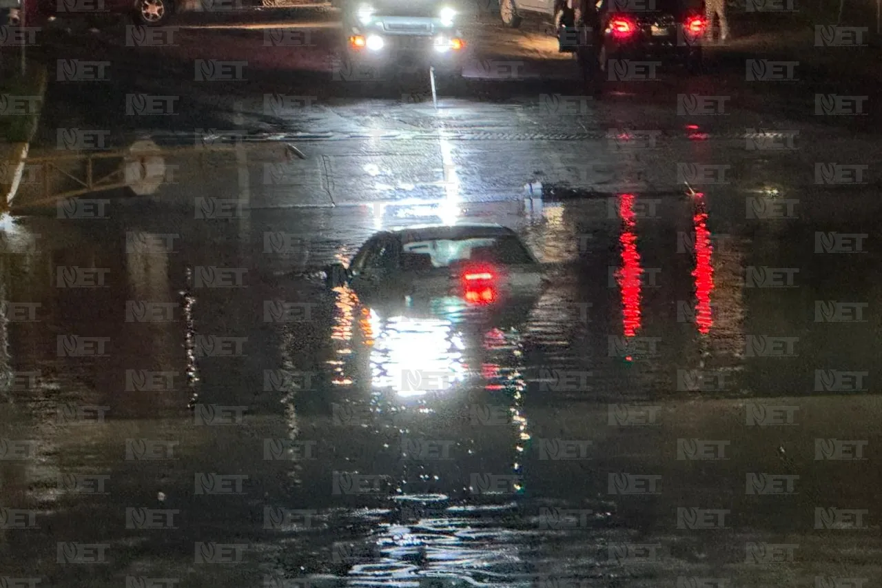 Queda varado en paso deprimido inundado