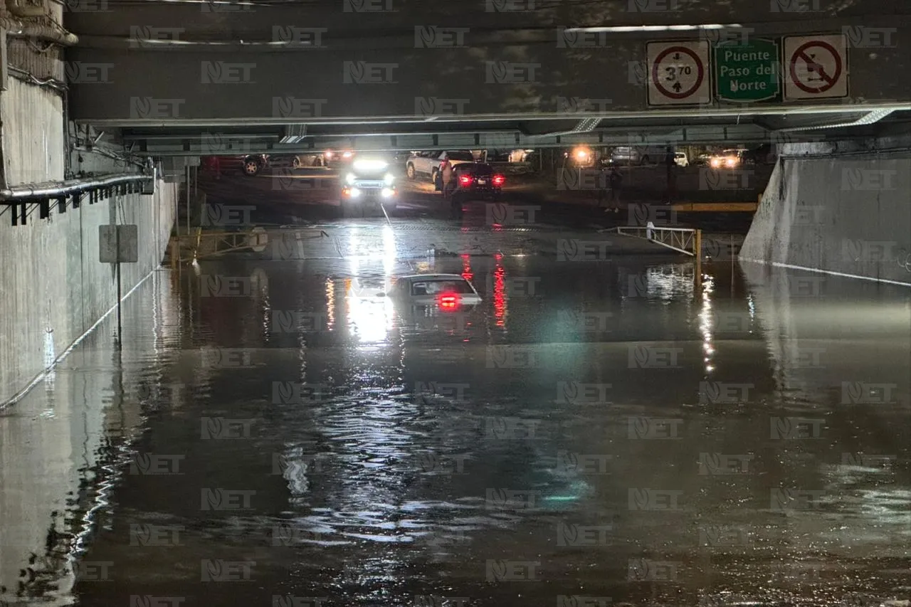 Queda varado en paso deprimido inundado
