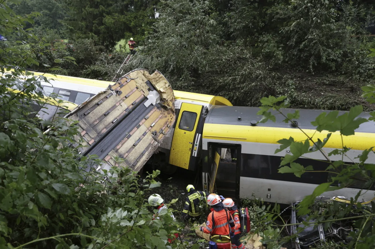 Al menos 3 muertos y otros heridos por descarrilamiento de tren en Alemania