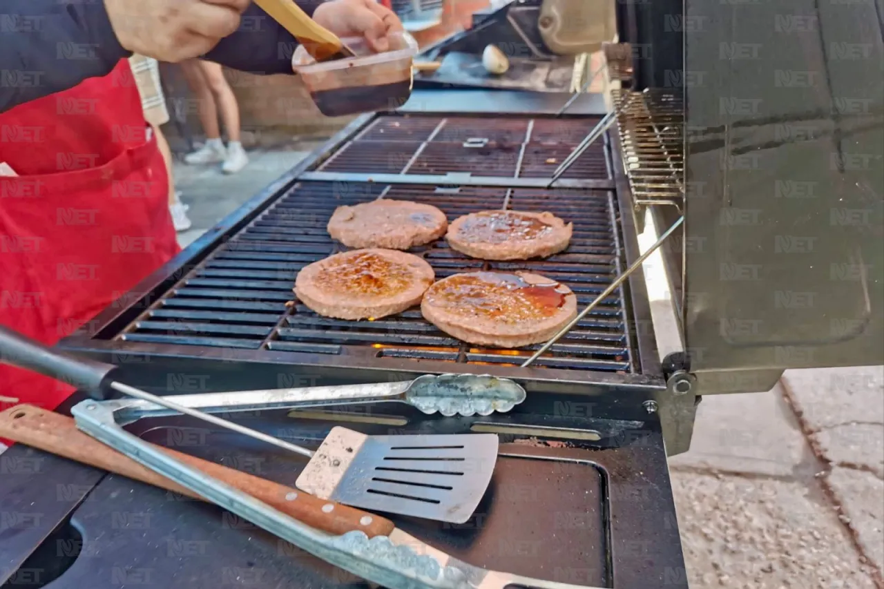 Invitan a venta de hamburguesas para costear quimioterapias de Enrique