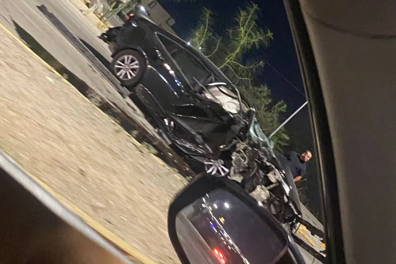 Aparatoso choque en Francisco Villarreal deja auto destrozado
