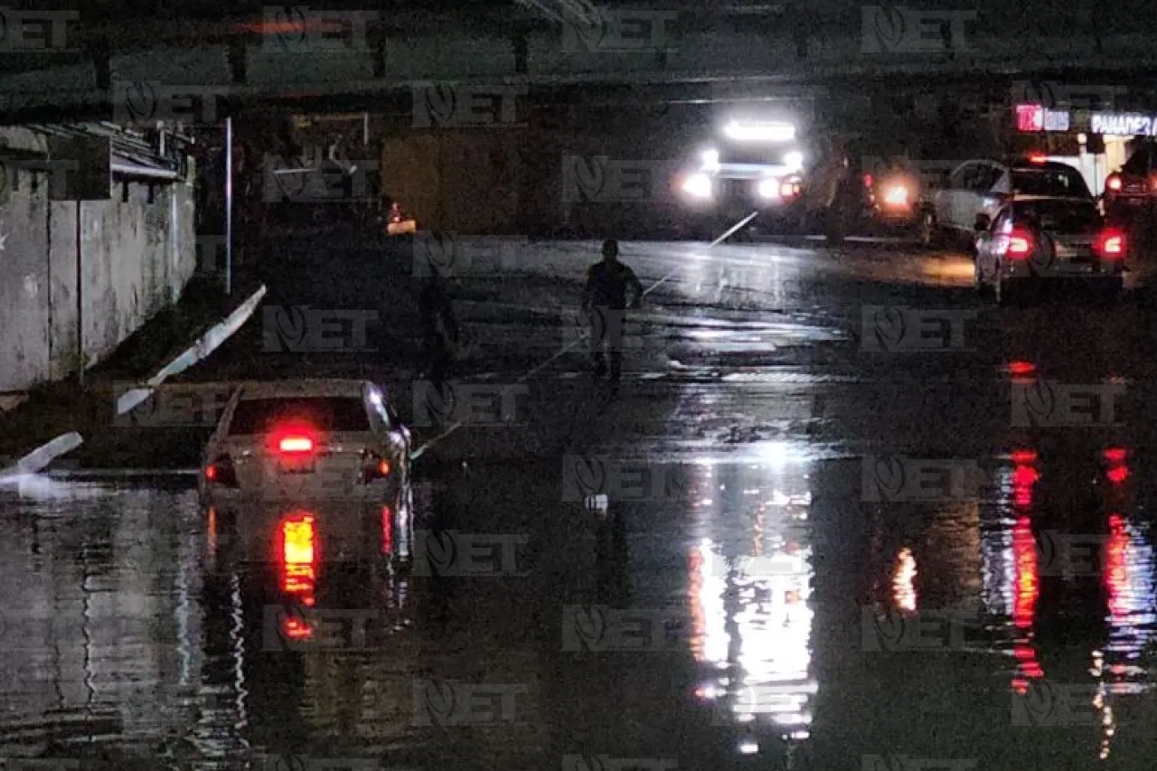 Queda varado en paso deprimido inundado