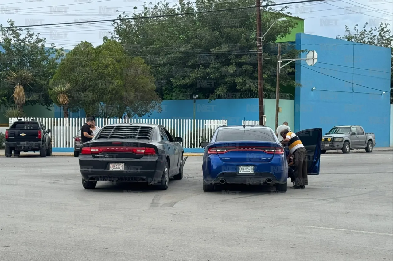 Guiador de Dart omite alto y choca contra Charger