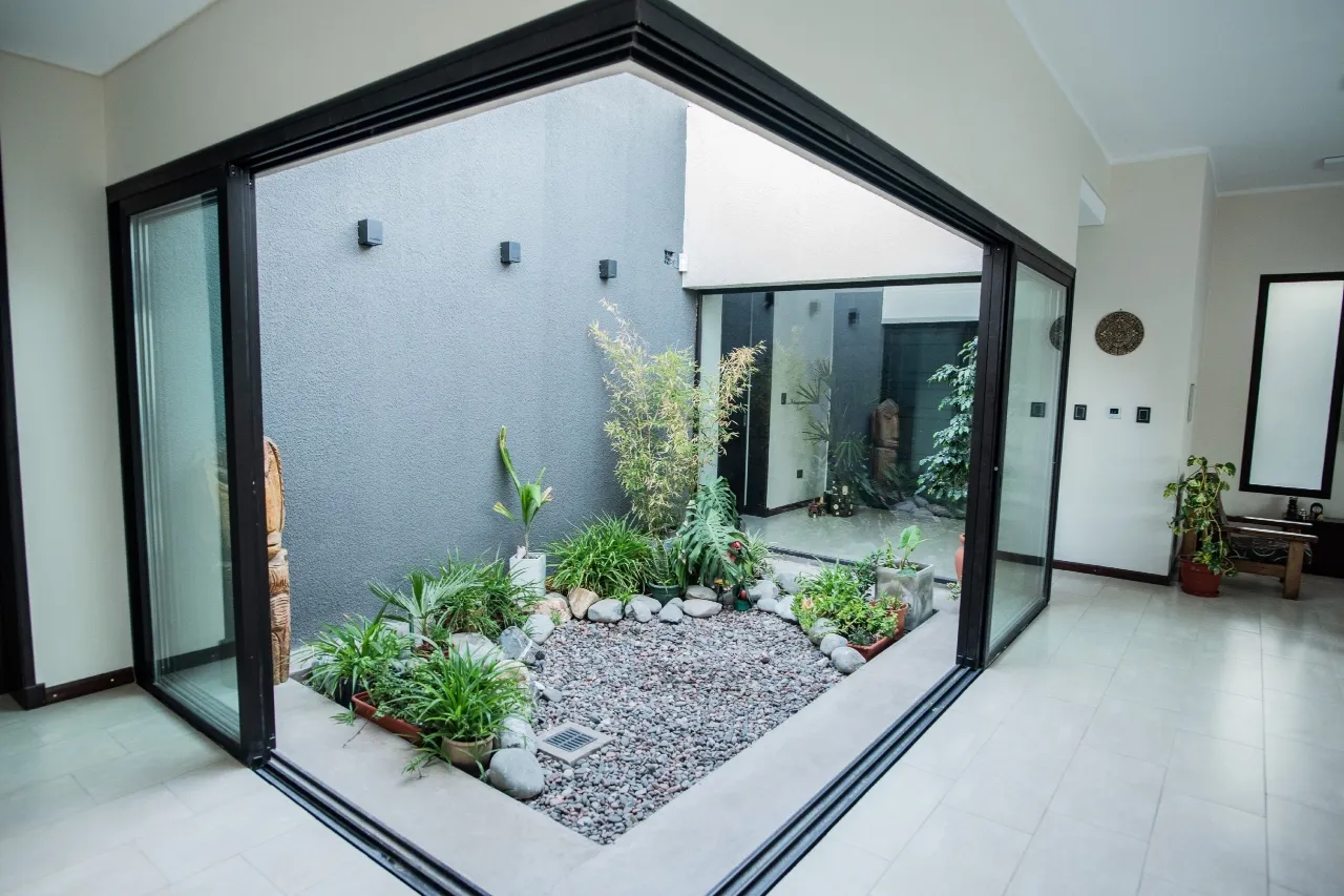 Refugio en el corazón del hogar: las ventajas de tener un patio interior
