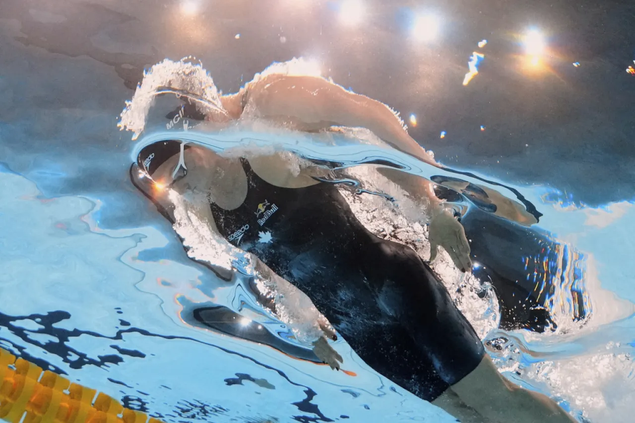 Summer McIntosh pisa fuerte en el Mundial de natación