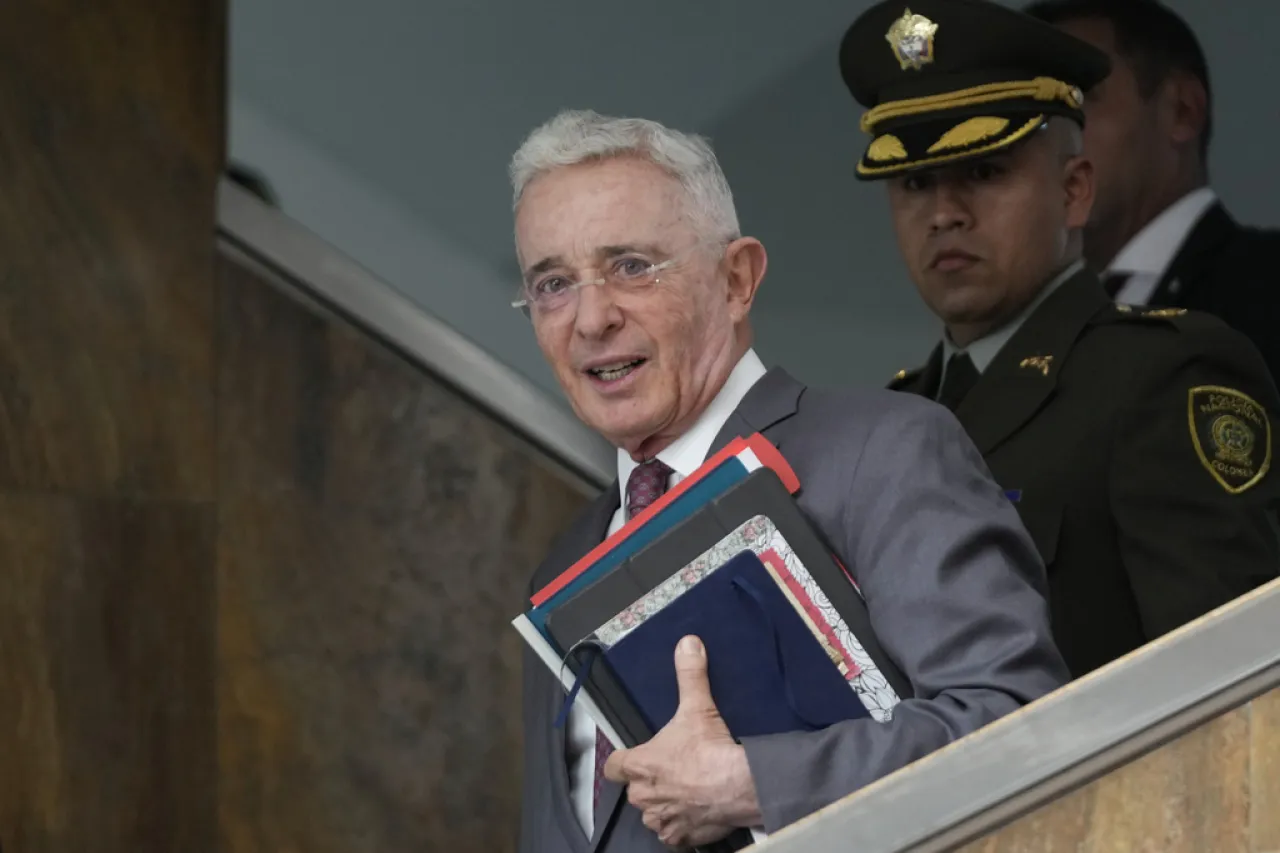 Álvaro Uribe es declarado culpable por soborno fraude procesal en Colombia