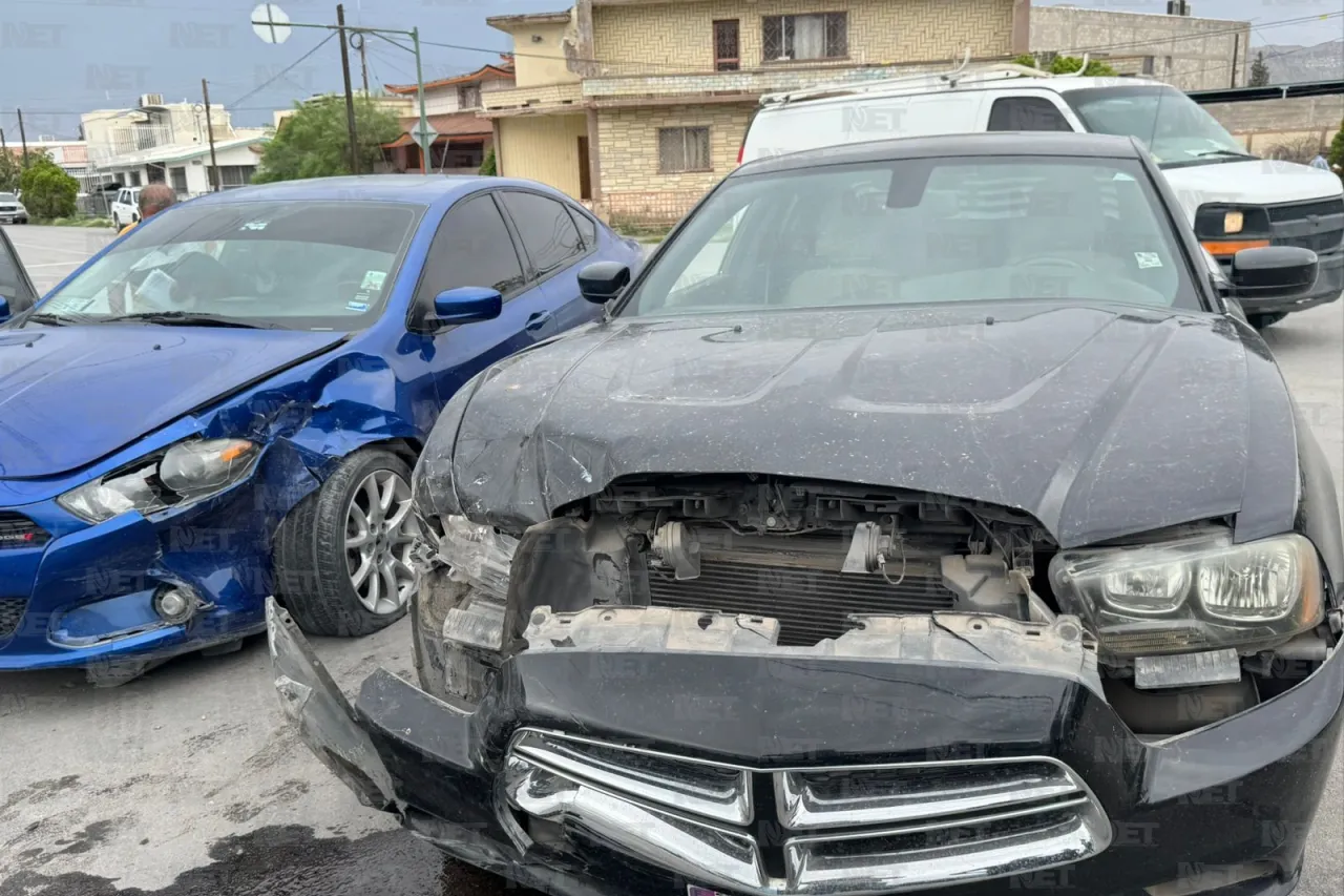 Guiador de Dart omite alto y choca contra Charger