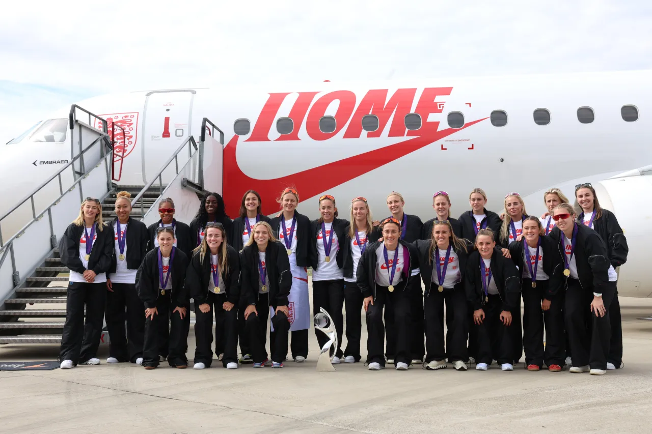 Fotos: Recibe Inglaterra a sus campeonas de Eurocopa