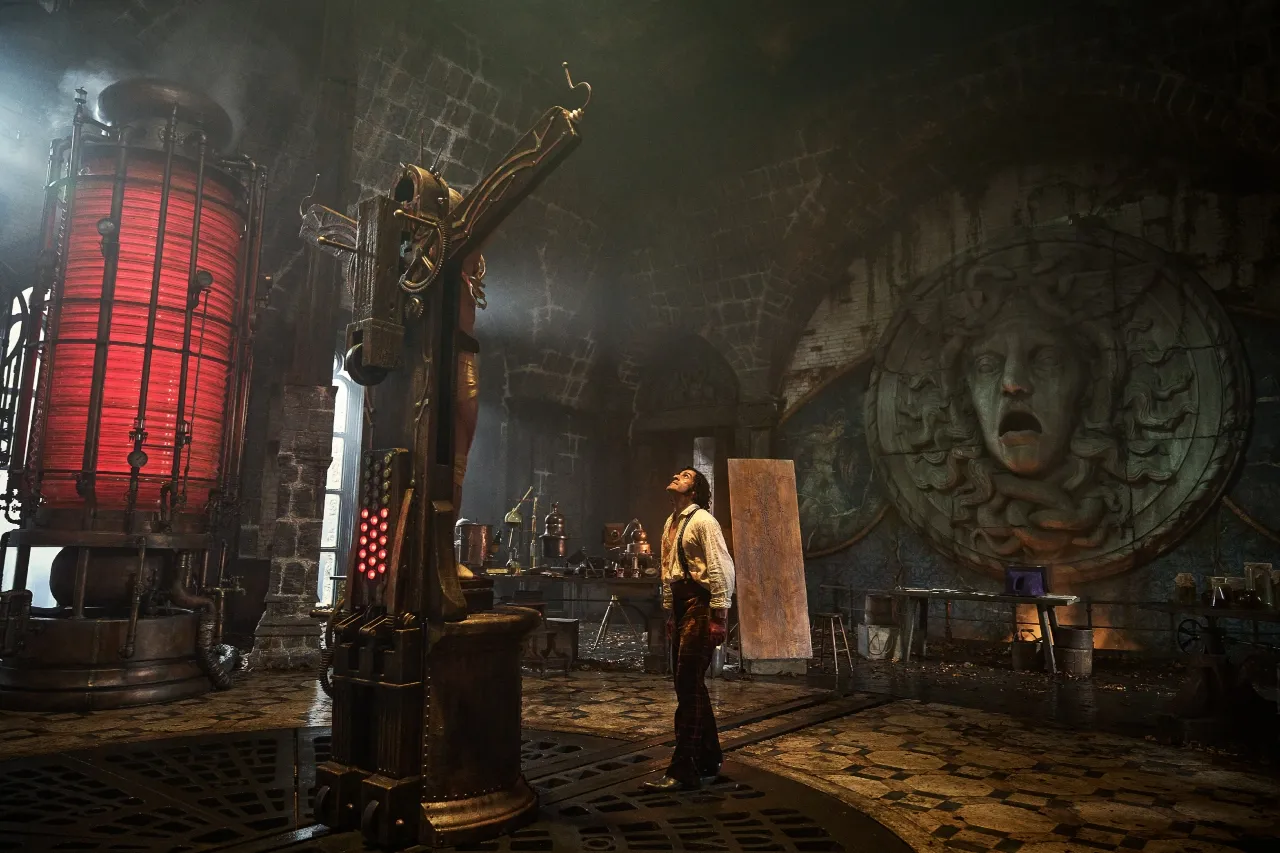 Lanza Netflix primeras imágenes de 'Frankenstein' de Guillermo del Toro