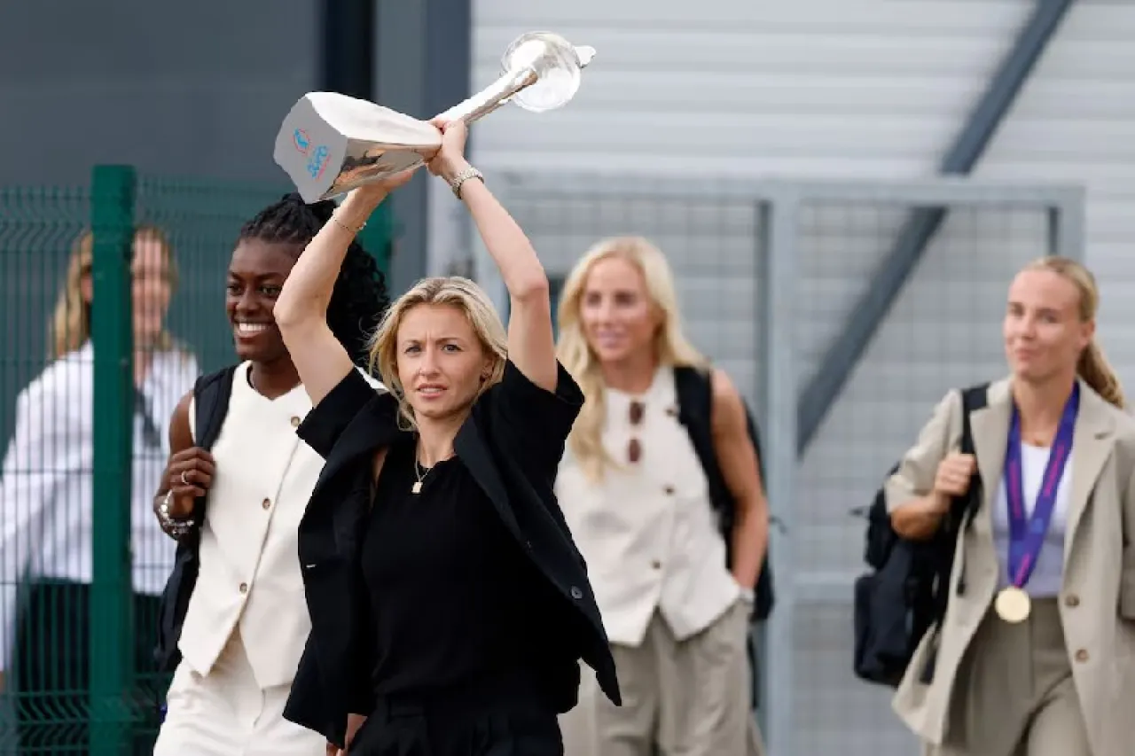 Fotos: Recibe Inglaterra a sus campeonas de Eurocopa