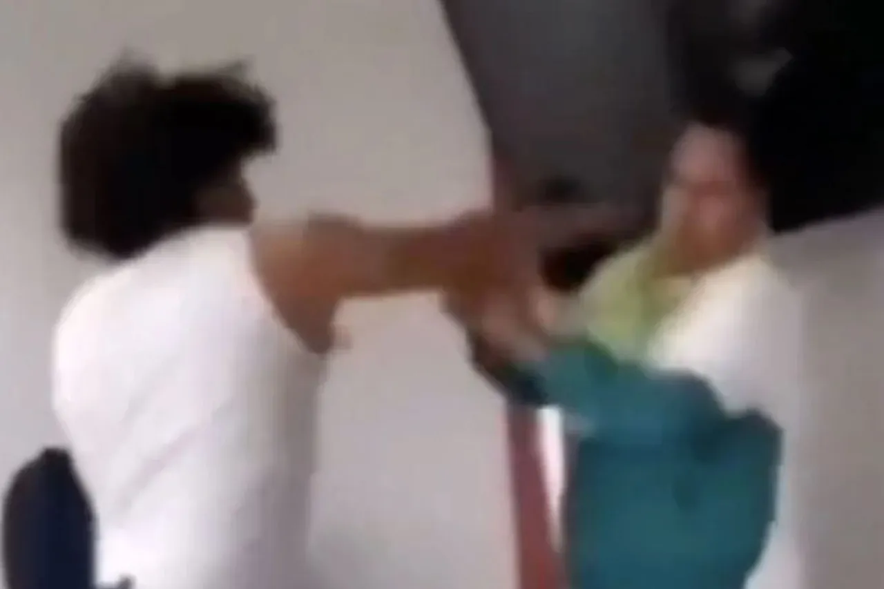 Video: 'Vuélvete a burlar de mí'; alumno golpea a profesor en Hidalgo