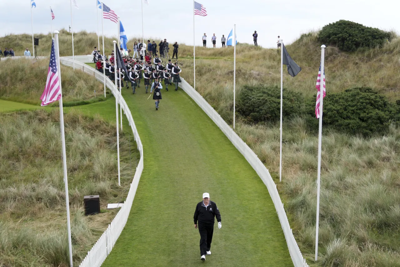 Trump inaugura un nuevo campo de golf para cerrar su viaje a Escocia