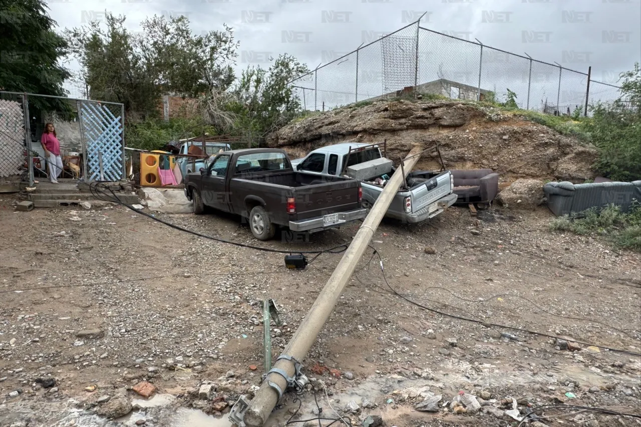 Poste cae sobre camioneta tras lluvias en la colonia Aldama