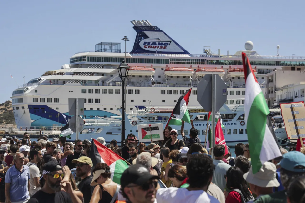 Protestan contra crucero israelí en Creta por la guerra en Gaza