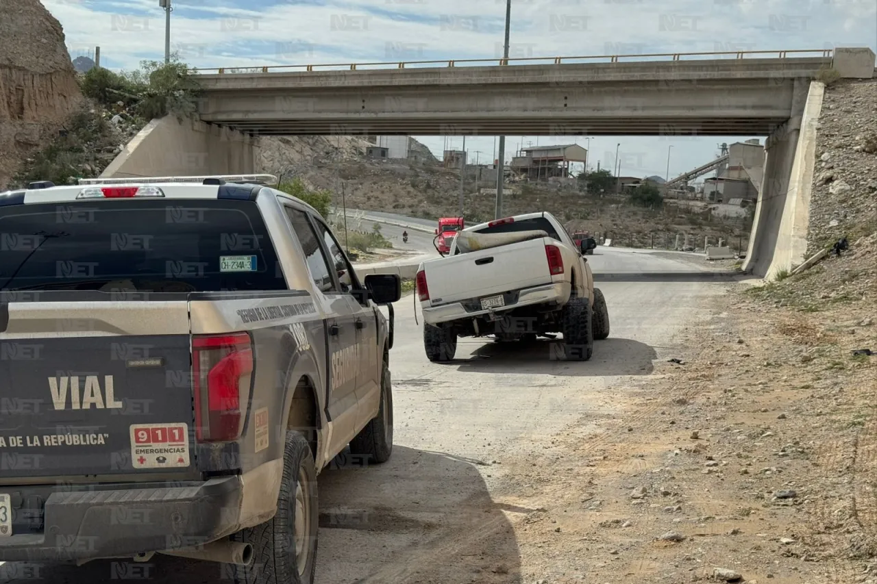 ¡Cuidado con los charcos! Troca pierde el control y choca contra muro