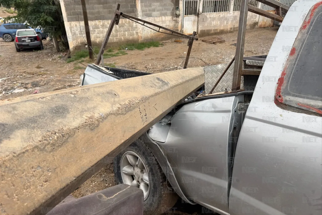 Poste cae sobre camioneta tras lluvias en la colonia Aldama
