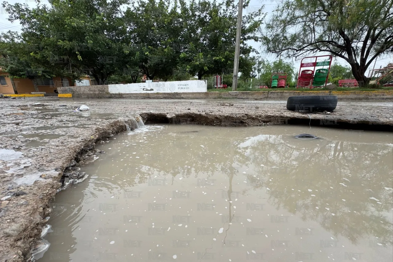 Hundimiento deja calle destruida en la colonia Niños Héroes