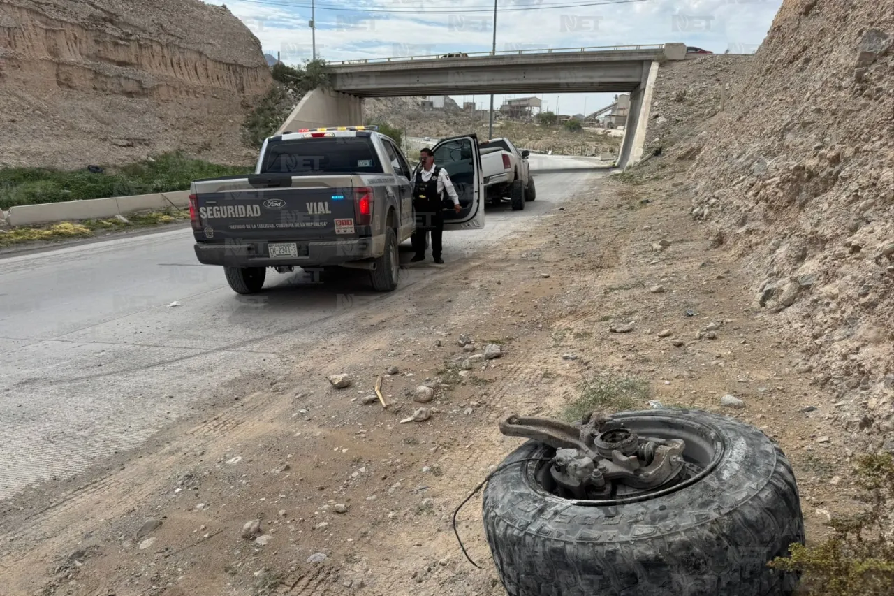¡Cuidado con los charcos! Troca pierde el control y choca contra muro