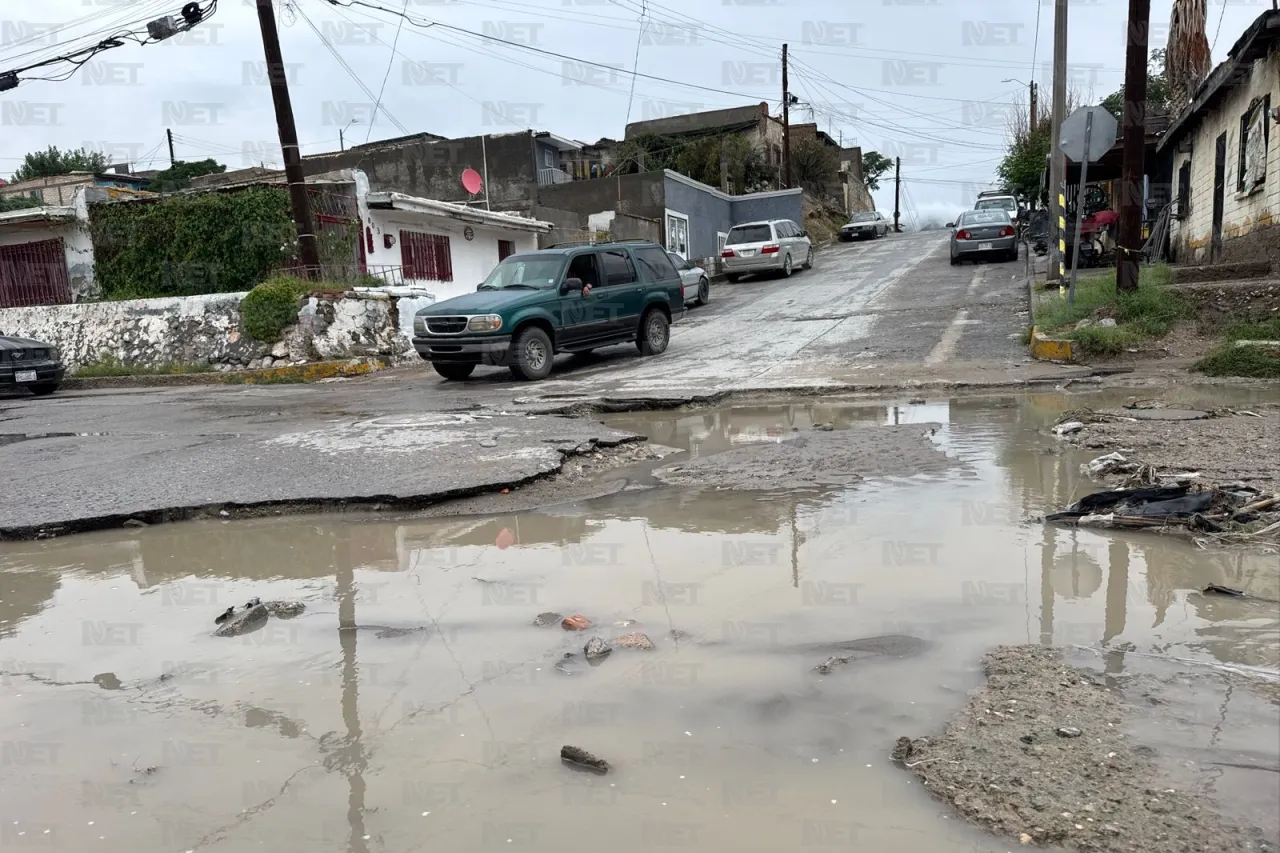 Hundimiento deja calle destruida en la colonia Niños Héroes