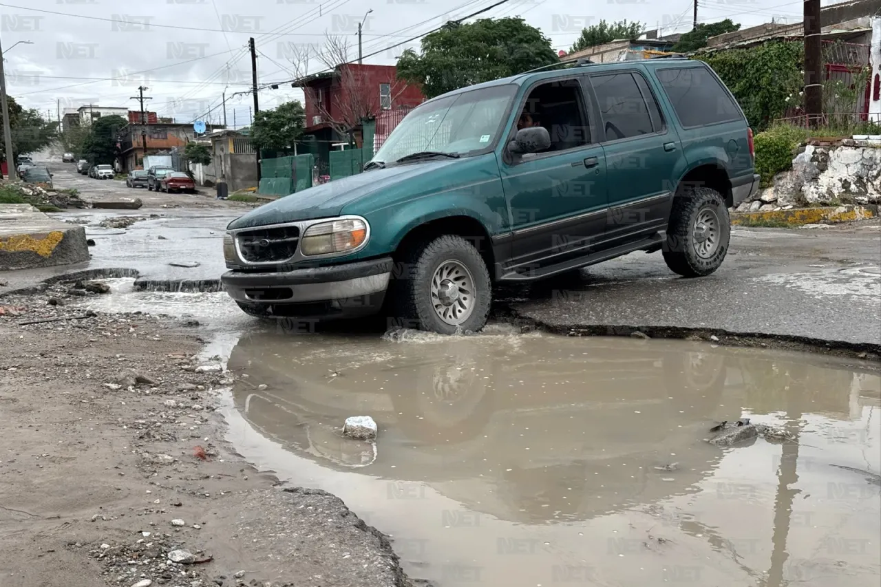 Hundimiento deja calle destruida en la colonia Niños Héroes