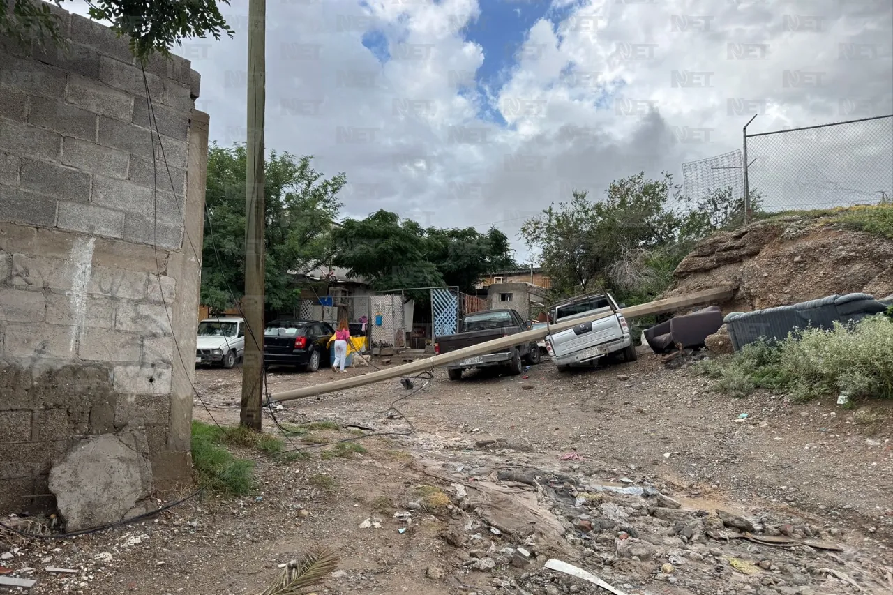 Poste cae sobre camioneta tras lluvias en la colonia Aldama