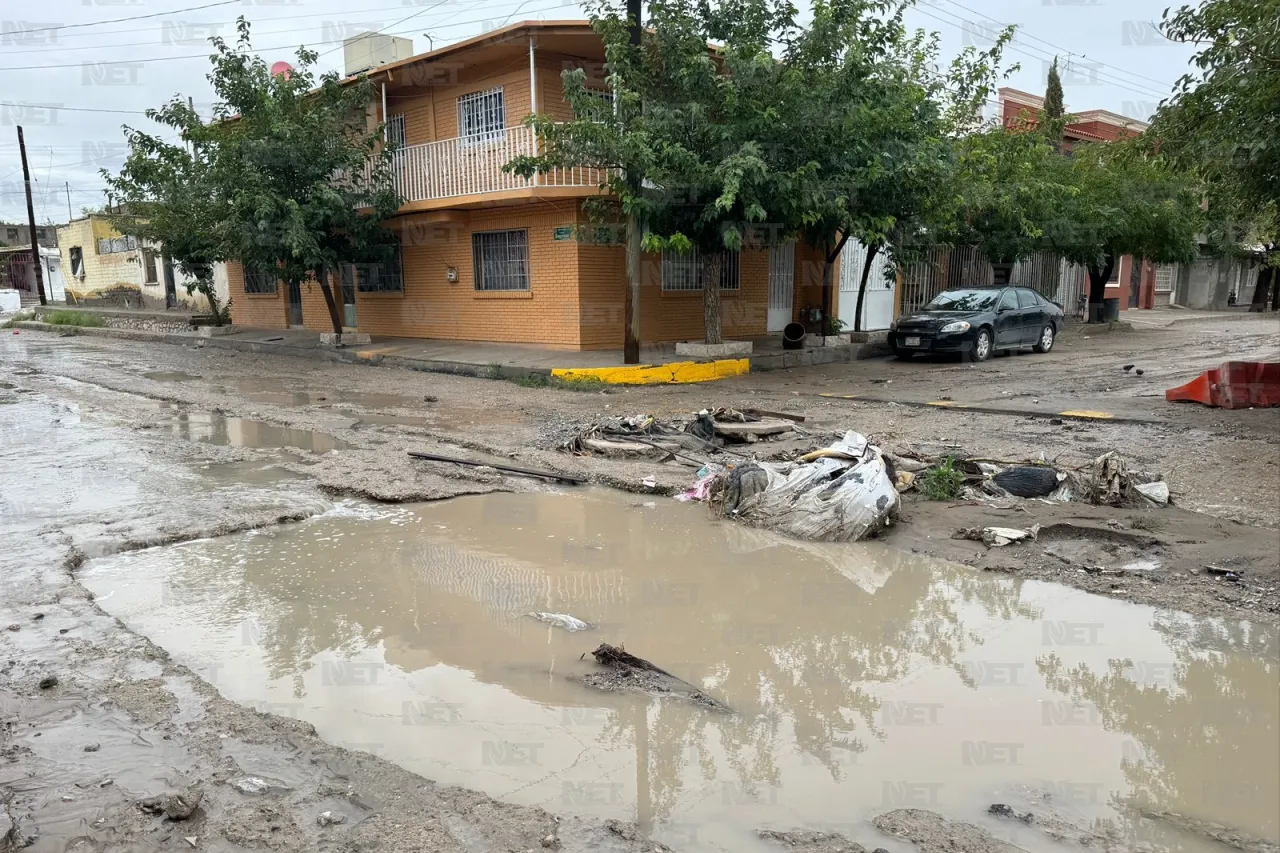 Hundimiento deja calle destruida en la colonia Niños Héroes