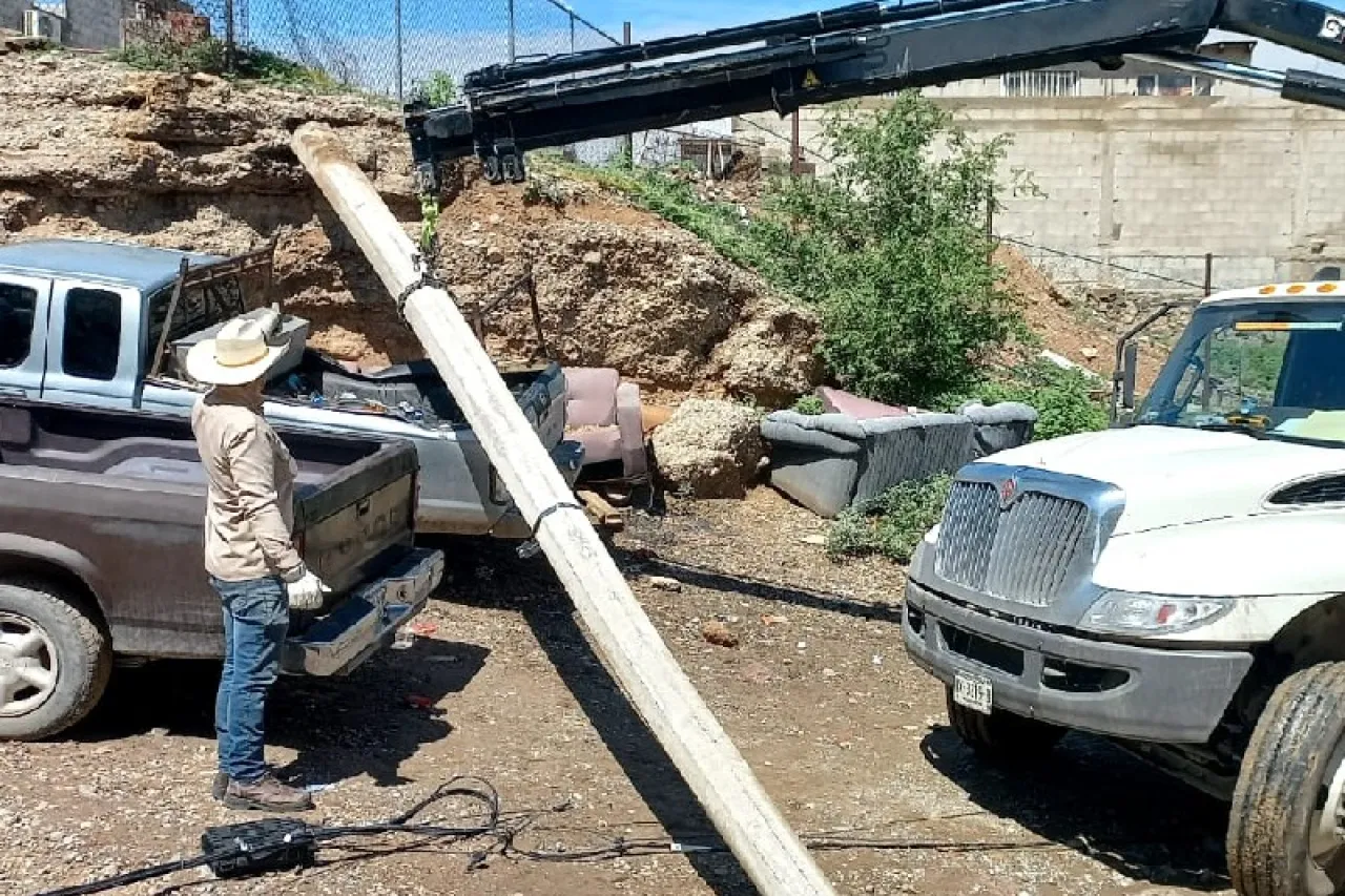 Levanta Alumbrado Público poste caído que dañó troca