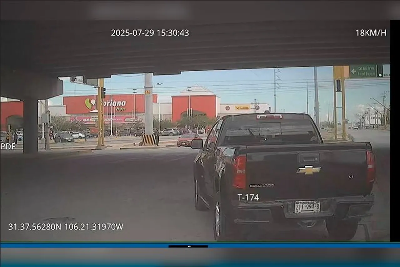 ‘Camionetón’ choca contra Juárez Bus y se da a la fuga