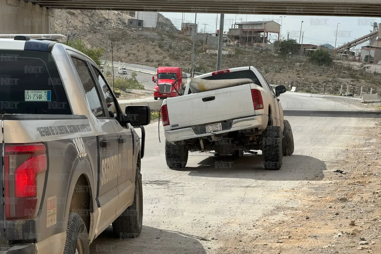 ¡Cuidado con los charcos! Troca pierde el control y choca contra muro