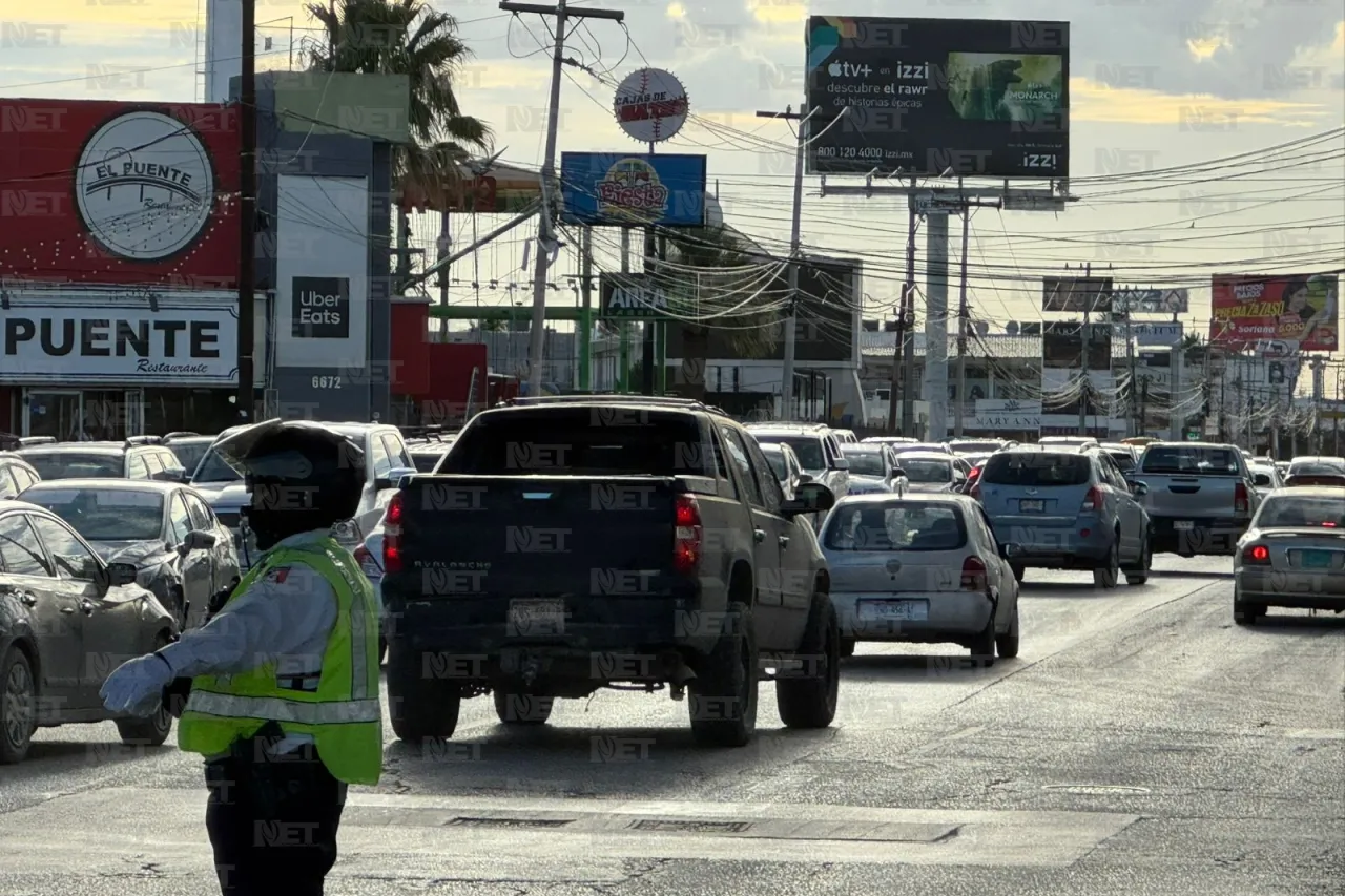 Embotellamiento por falla de semáforo en Puente al Revés desquicia a guiadores