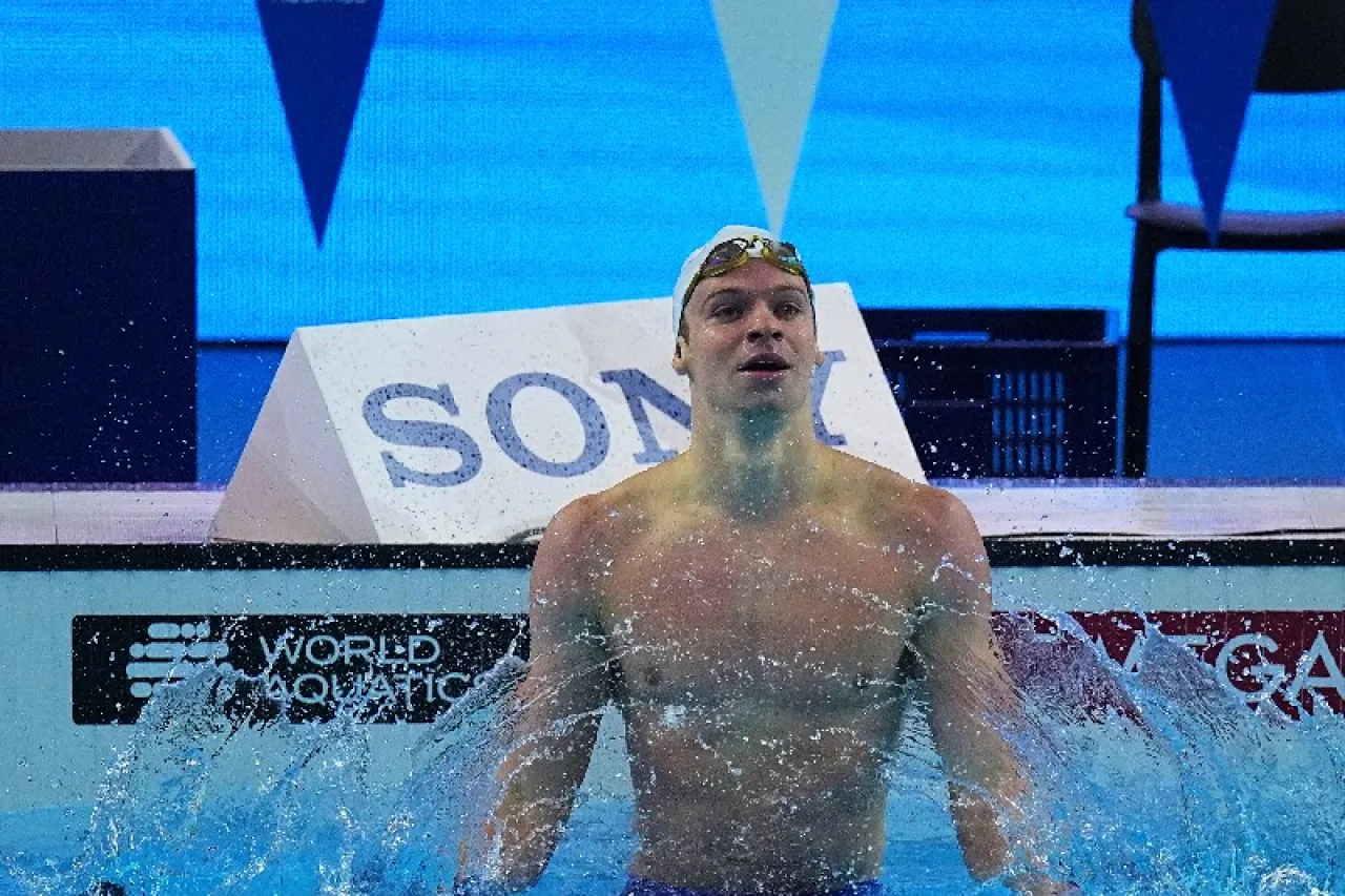 León Marchand rompe récord en 200 metros combinados de natación